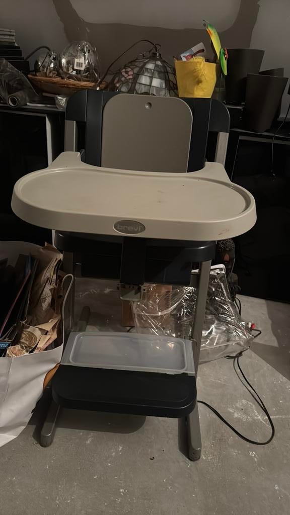 Brevi kinderstoel en trip trap voor gewone tafel en bar, Enfants & Bébés, Enlèvement, Comme neuf