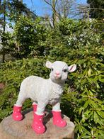 Lammetje laarsjes, babykamer Roze/Fuchsia 30cm, Tuin en Terras, Ophalen of Verzenden, Nieuw, Kunststof, Dierenbeeld