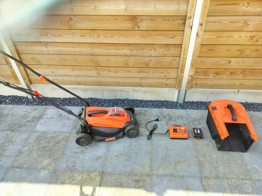 Grasmaaier en kantwieder, Tuin en Terras, Ophalen, Gebruikt, Accu-grasmaaier