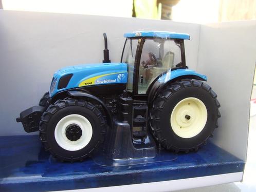 New Holland T 7040, Hobby en Vrije tijd, Modelauto's | Overige schalen, Nieuw, Tractor of Landbouw, Verzenden