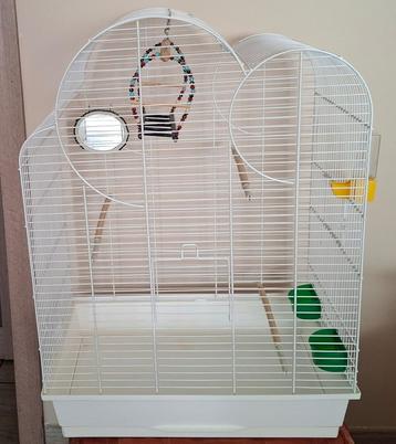 Grote kooi met complete accessoires beschikbaar voor biedingen