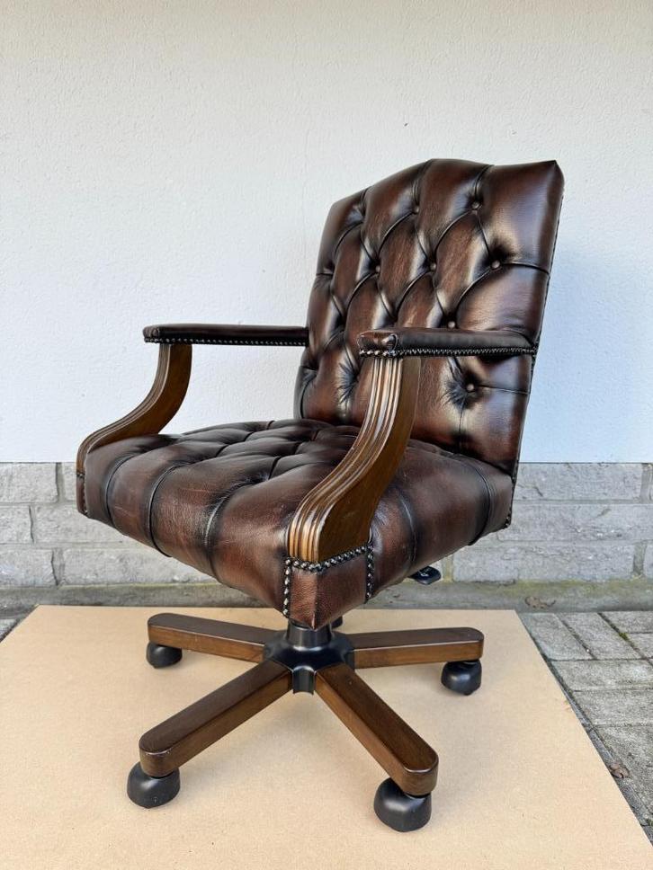 Gainsborough Bureaustoel - Hangemaakt Chesterfield Armstoel, Huis en Inrichting, Bureaustoelen, Gebruikt, Bureaustoel, Bruin, Ergonomisch