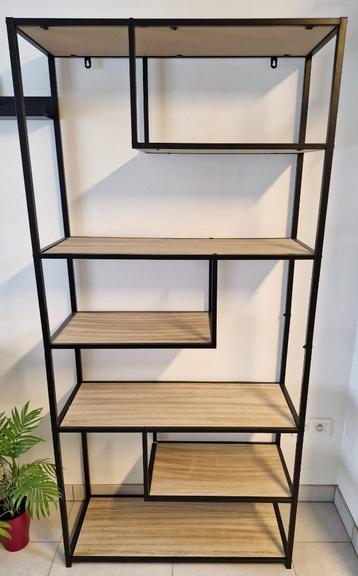 Mooie open luxe kast in perfecte staat beschikbaar voor biedingen