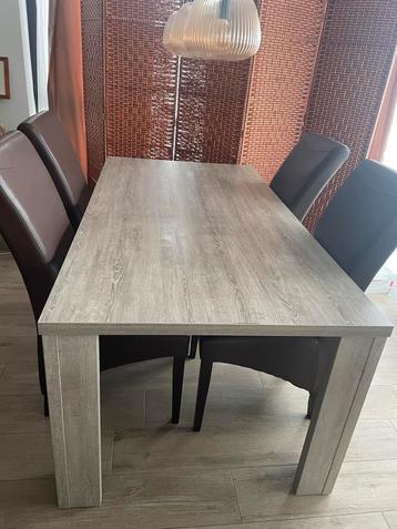 Eettafel + 4 stoelen beschikbaar voor biedingen