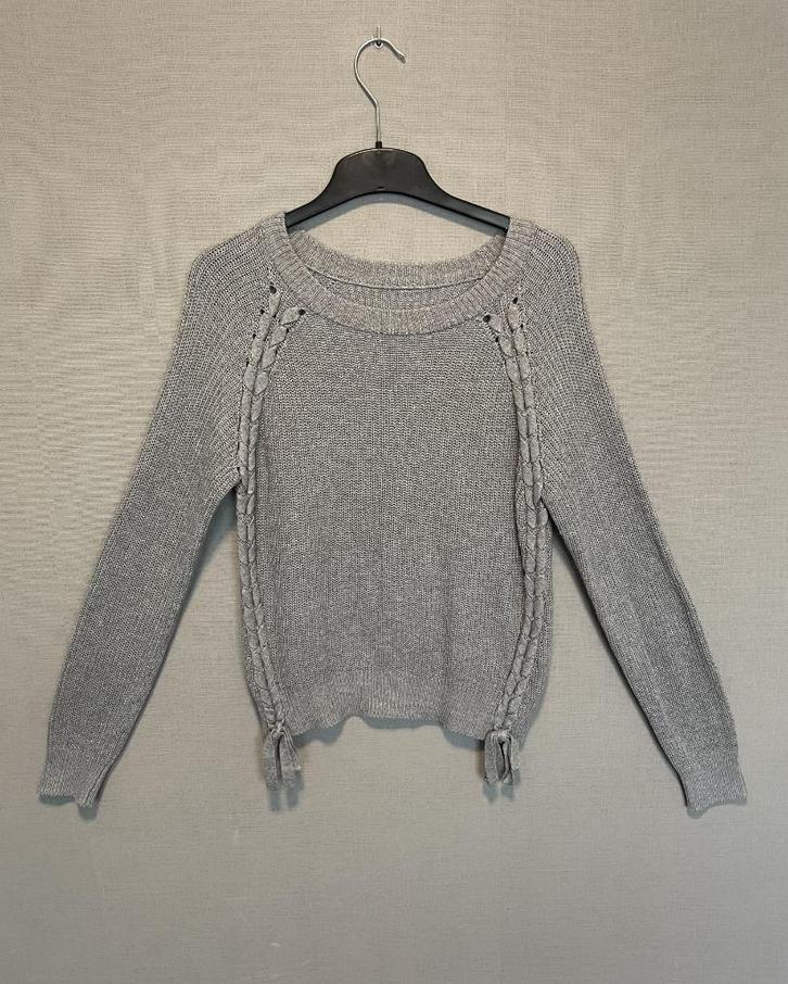 Grijze gebreide trui met gevlochten stukken (38), Kleding | Dames, Truien en Vesten, Zo goed als nieuw, Maat 38/40 (M), Grijs