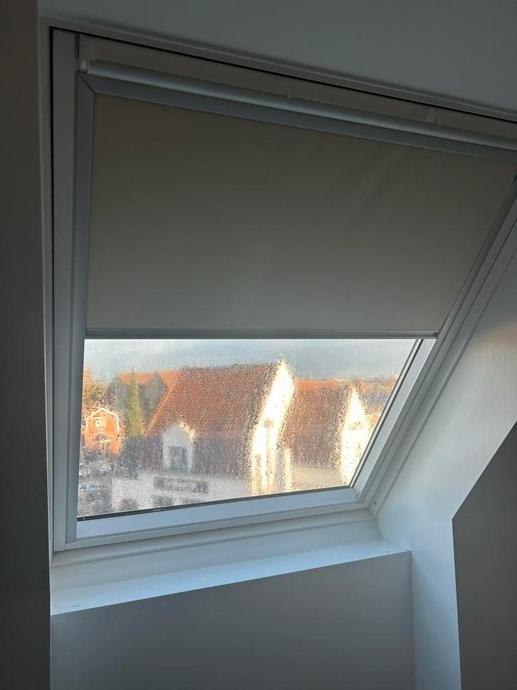 2 verduisteringsgordijnen van het merk Velux, Doe-het-zelf en Bouw, Glas en Ramen, Zo goed als nieuw, Ophalen