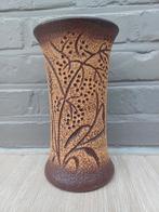 Bruine vaas 20 cm groot met een nummer, Gebruikt, Overige kleuren, Aardewerk of Porselein, Ophalen of Verzenden
