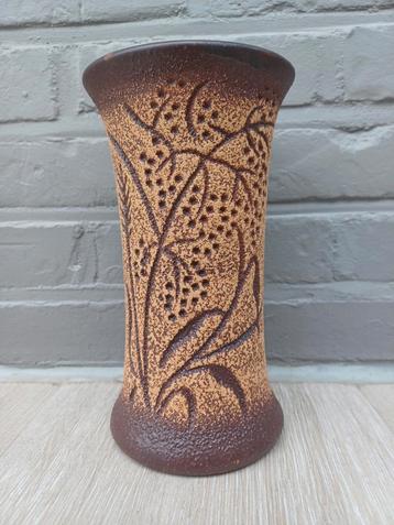 Bruine vaas 20 cm groot met een nummer beschikbaar voor biedingen