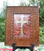 cadre crucifix verre bombé tour bois sculpté ractangle, Antiquités & Art, Antiquités | Objets religieux, Enlèvement ou Envoi