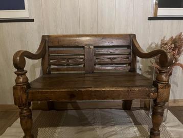 Houten bank beschikbaar voor biedingen