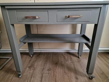 bureau in kleur grijs beschikbaar voor biedingen