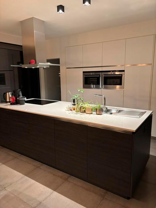 Keuken met eiland, greeploos, zwart/wit, Huis en Inrichting, Keuken | Complete keukens, Zo goed als nieuw, Wit, Composiet, Greeploos