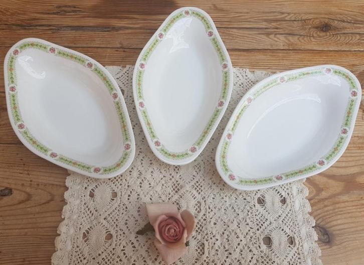 3 Limoges schaaltjes met roze roosjes, lichtgroene rand, Huis en Inrichting, Keuken | Servies, Gebruikt, Schaal of Schalen, Overige stijlen