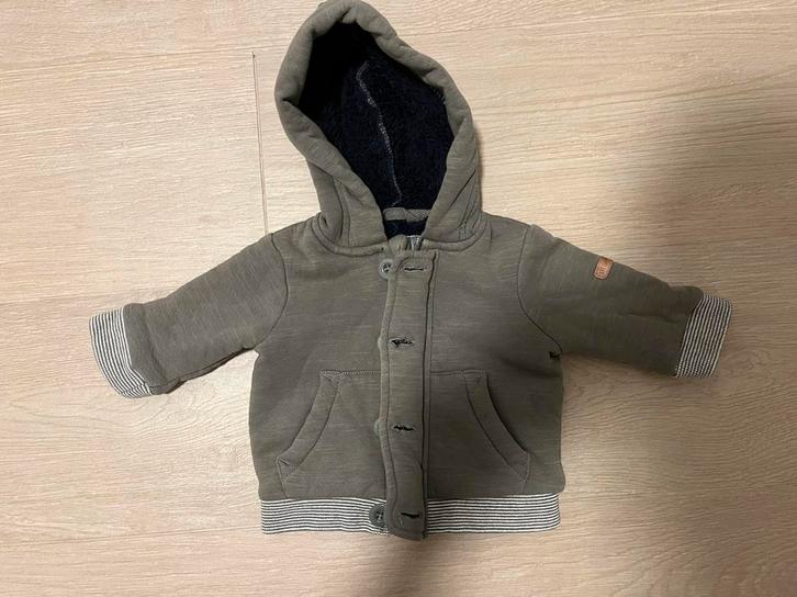 Stoer baby jasje met dinosaurus-kap – JBC maat 62, Kinderen en Baby's, Babykleding | Maat 62, Zo goed als nieuw, Jasje, Ophalen of Verzenden