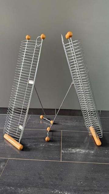 2 metalen CD rekjes met houte afwerking beschikbaar voor biedingen