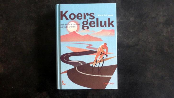 Koersgeluk - Manu Adriaens - zo goed als nieuw, Boeken, Sportboeken, Gelezen, Lopen en Fietsen, Ophalen of Verzenden