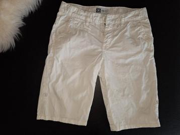 Witte short maat 140 van CKS  beschikbaar voor biedingen