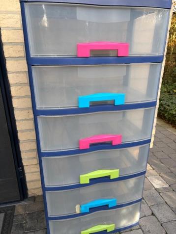 Ladenkast beschikbaar voor biedingen