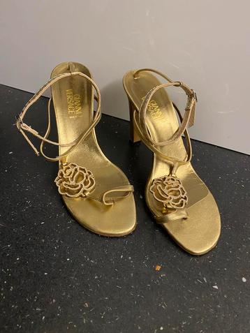 Versace gouden leren sandalen maat 38 beschikbaar voor biedingen