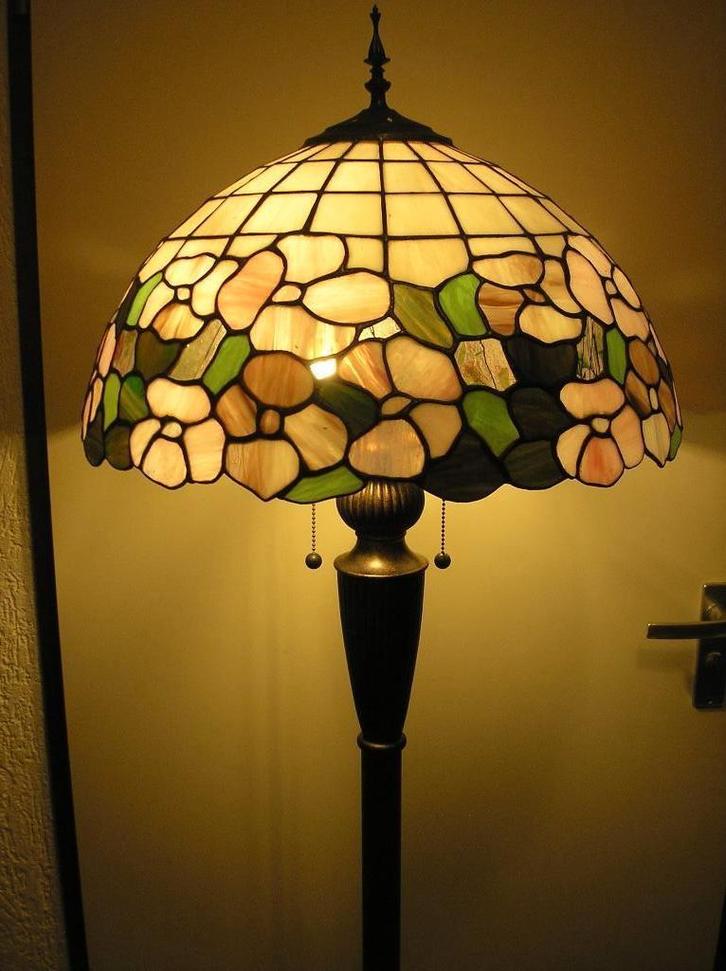 Tiffany vloerlamp met bloemenkap, Huis en Inrichting, Lampen | Vloerlampen, Zo goed als nieuw, 150 tot 200 cm, Glas, Metaal, Overige materialen