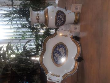 Porseleinen Italiaanse plateau zeer mooi en decoratief
. Han beschikbaar voor biedingen
