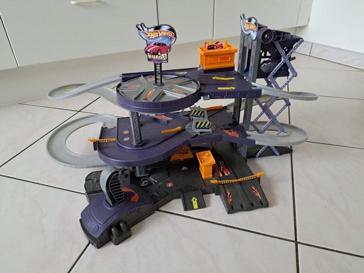Hot Wheels parkeergarage 3  niveaus stunt lift, Kinderen en Baby's, Speelgoed | Racebanen, Zo goed als nieuw, Racebaan, Hot Wheels