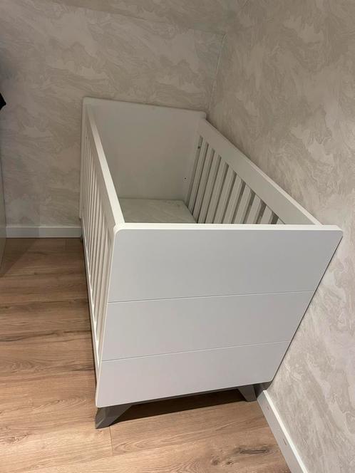 Babybed bopita met toebehoren, Kinderen en Baby's, Kinderkamer | Bedden, Gebruikt, Minder dan 140 cm, Lattenbodem, Matras, Ophalen