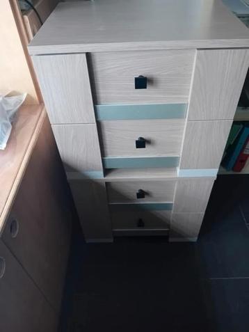 2 identieke nachtkastjes. beschikbaar voor biedingen
