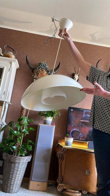 Een hang lamp van stevig materiaal  