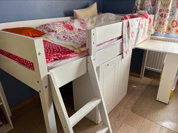 Lit en hauteur avec bureau beschikbaar voor biedingen
