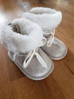 H&M - Bottines/chaussons en tissu argentés - P.16-17, Kinderen en Baby's, Babykleding | Schoentjes en Sokjes, Gebruikt, Meisje
