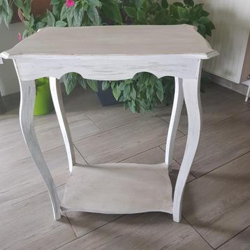 Table d'appoint, sellette, desserte patinée beschikbaar voor biedingen