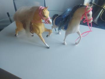3 chevaux Barby - 1 à piles (inclus) + poupée Barby