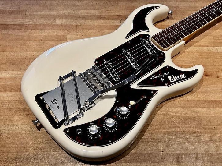 Burns 2004 Ltd Ed 40th Anni Hank Marvin Signature White, Musique & Instruments, Instruments à corde | Guitares | Électriques, Comme neuf