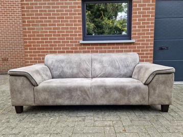 Grote stoffen bank met nubuckeffect beschikbaar voor biedingen