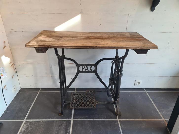 Stoer tafeltje met ijzeren onderstel, Pax naaimachines ..., Huis en Inrichting, Tafels | Sidetables, Ophalen