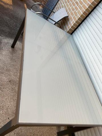 Tuintafel met 4 stoelen beschikbaar voor biedingen