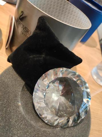 Swarovski: grote diamantvorm met zwart kussen beschikbaar voor biedingen