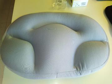 luchtdoorlatend grijs kussen beschikbaar voor biedingen