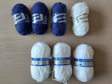 Fil à tricoter bleu et blanc