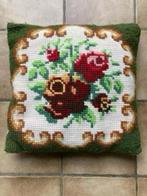 Handgemaakt kussen in kruissteek, Huis en Inrichting, Ophalen of Verzenden, Zo goed als nieuw, Groen, Vierkant