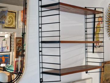 Tomado wandrek boekenrek met houten planken en ijzeren beves beschikbaar voor biedingen