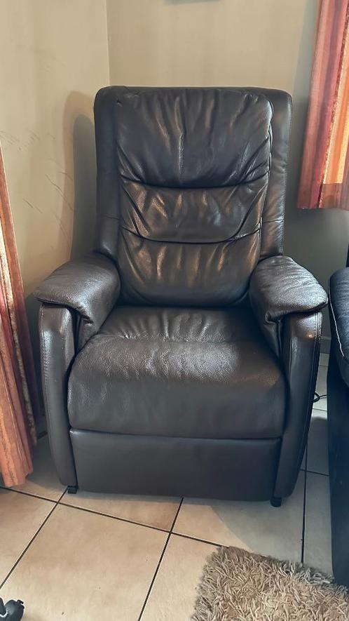 Elektrische lederen relax in bruin leder/met liftfunctie, Huis en Inrichting, Fauteuils, Gebruikt, Leer, 75 tot 100 cm, Ophalen