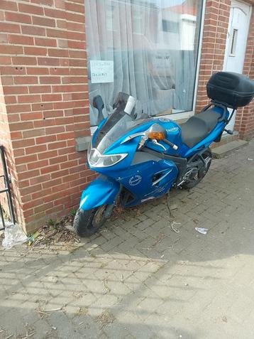 Triumph sprint 2005 alternator stuk beschikbaar voor biedingen