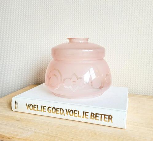 Super bel abat-jour vintage en verre opalin rose tendre !, Maison & Meubles, Lampes | Abat-jour, Comme neuf, Enlèvement ou Envoi