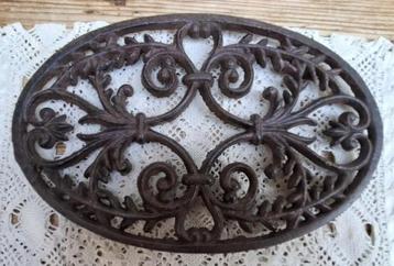  Franse brocante ovale sierlijke gietijzeren onderzetter beschikbaar voor biedingen