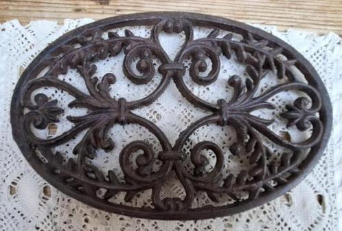 Franse brocante ovale sierlijke gietijzeren onderzetter, Antiek en Kunst, Curiosa en Brocante, Ophalen of Verzenden