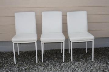 Set van 3 witte lederen stoelen metalen onderstel 45 € / 3