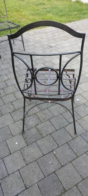 Rustieke stoelen uit ijzer . beschikbaar voor biedingen