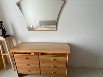 Commode met spiegel beschikbaar voor biedingen
